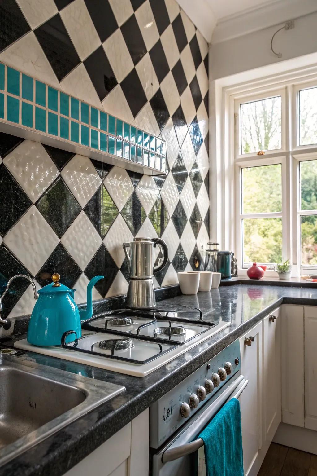 A playful checkerboard design brings retro charm to this contemporary kitchen. 🖤